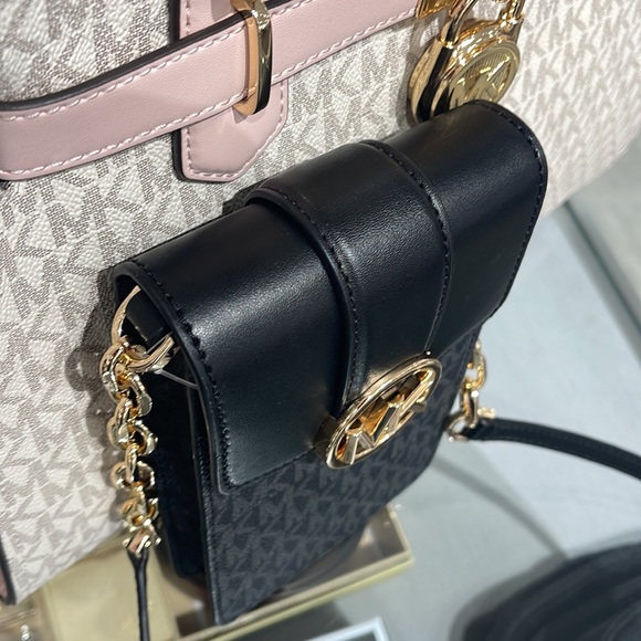 Michael Kors Carmen Small Logo Smartphone Crossbody Bag
Black Signature 
NWT - Picture 3 of 16